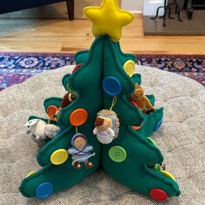 2015 Hallmark felt button Christmas tree with 6 ornaments